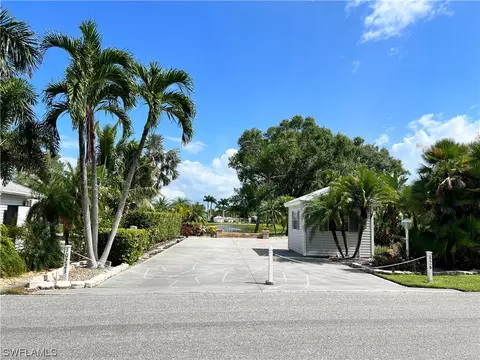 10221 Nightwood Dr, Fort Myers, FL 33905