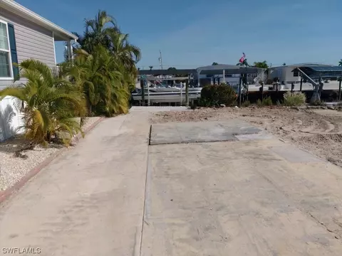 2960 Bowsprit Ln, Saint James City, FL 33956