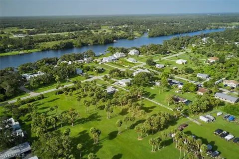 21941 Pearl St, Alva, FL 33920