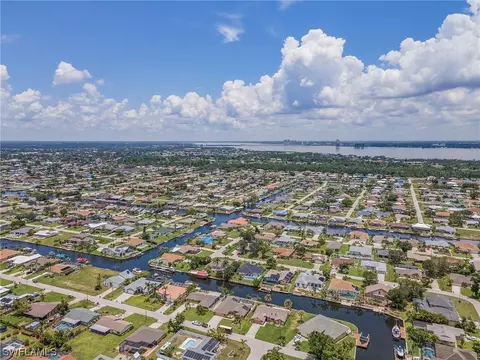 5301 SW 9th Pl, Cape Coral, FL 33914