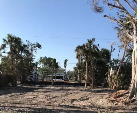 109 Hercules Dr, Fort Myers Beach, FL 33931