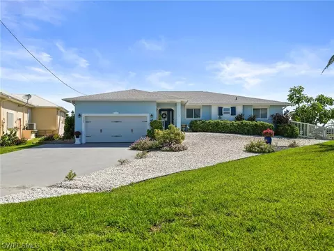 2486 Bayshore Dr, Matlacha, FL 33993