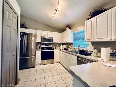 153 SE 26th Ter, Cape Coral, FL 33904