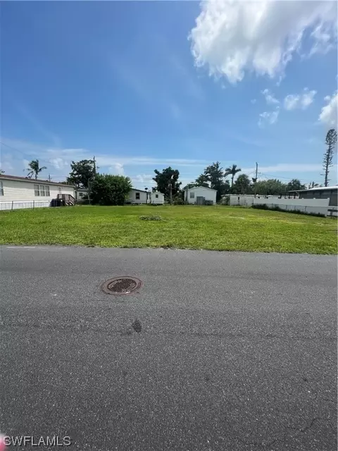 12101 Cypress Dr, Fort Myers, FL 33908