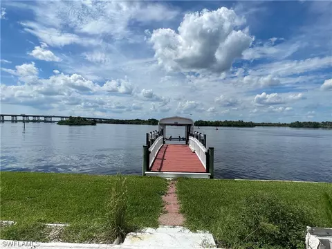 343 Shoreland Dr, Fort Myers, FL 33905