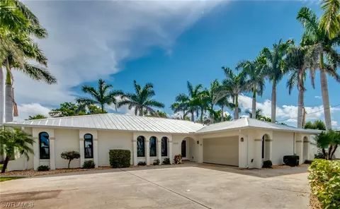 5723 Flamingo Dr, Cape Coral, FL 33904