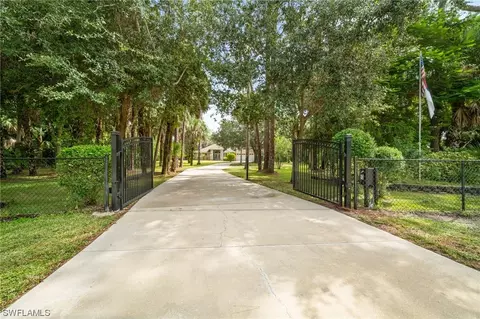 440 9th St NW, Naples, FL 34120