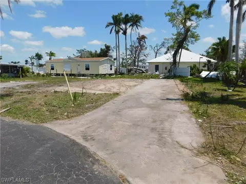 110 Maple Ln, Fort Myers, FL 33908
