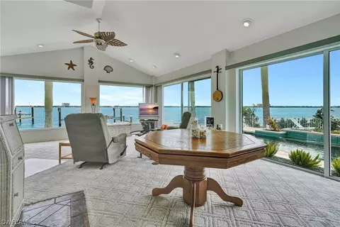 5313 Nautilus Dr, Cape Coral, FL 33904