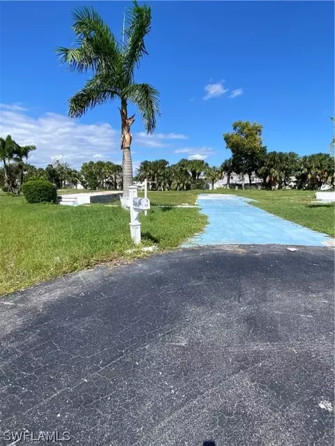 17 Cottonwood Dr, Fort Myers, FL 33908