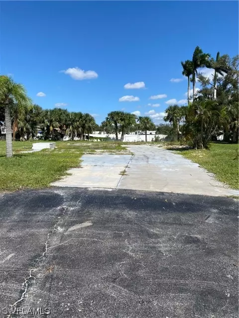 18 Cottonwood Dr, Fort Myers, FL 33908