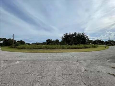 April Ave, Labelle, FL 33935