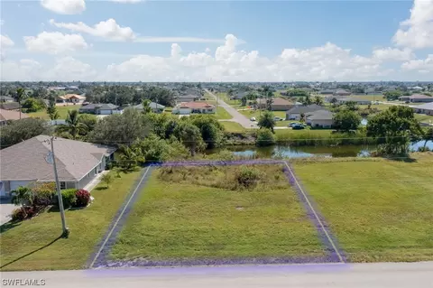 902 NE 15th Ln, Cape Coral, FL 33909