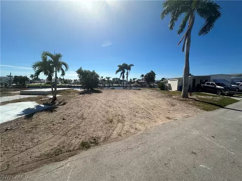 3853 Dewberry Ln, Saint James City, FL 33956