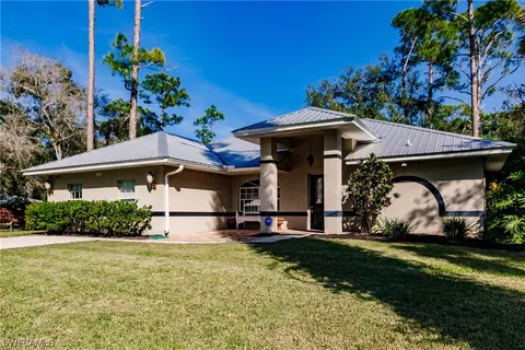 1061 Wood Dr, Labelle, FL 33935