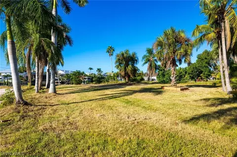 6247 Plumosa Ave, Fort Myers, FL 33908