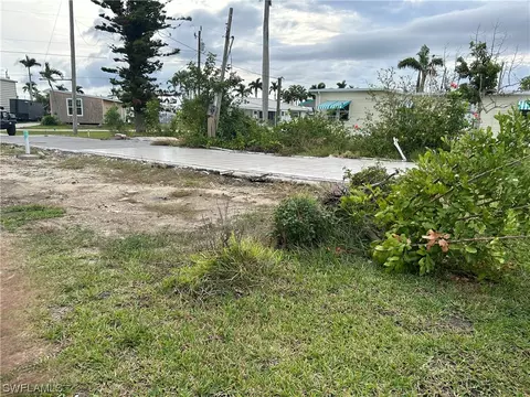 3868 Cruz Dr, Saint James City, FL 33956