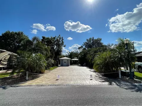 5860 Maplewood Ct, Fort Myers, FL 33905