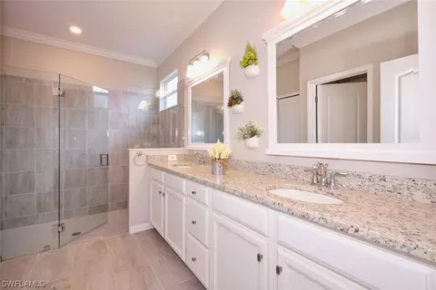 Bath - 3661 E Hampton Cir, Alva, FL 33920 photo 1 of 7
