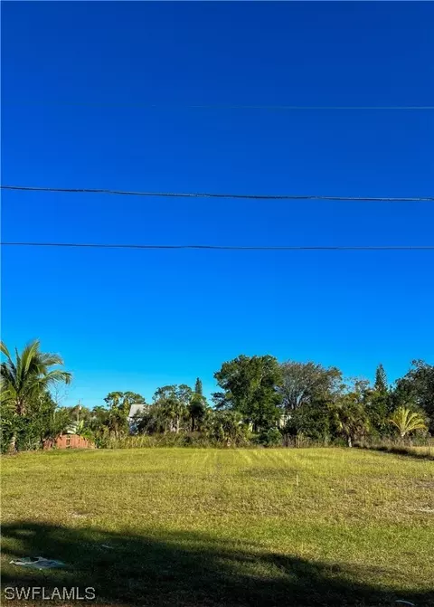 2211 Safe Harbour Ct, Alva, FL 33920