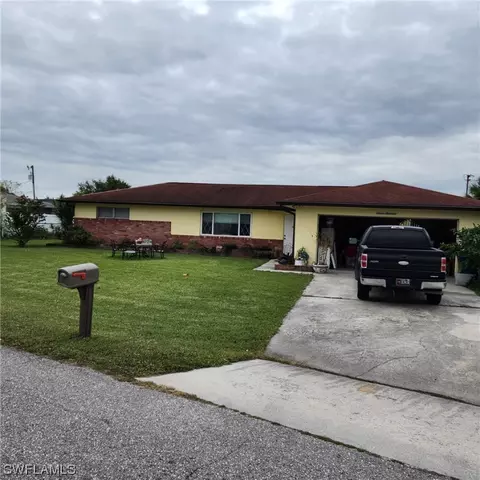 700 Willow Dr, Lehigh Acres, FL 33936