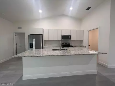 8036 Oakleaf Cir, Labelle, FL 33935 photo 2