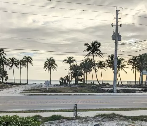 111 Madison Ct, Fort Myers Beach, FL 33931