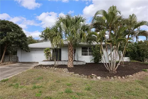 407 Hollywood St, Lehigh Acres, FL 33936