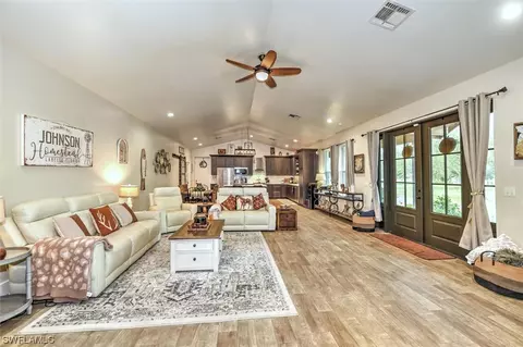 Living - 2010 Frontier Cir, Labelle, FL 33935 photo 2 of 4