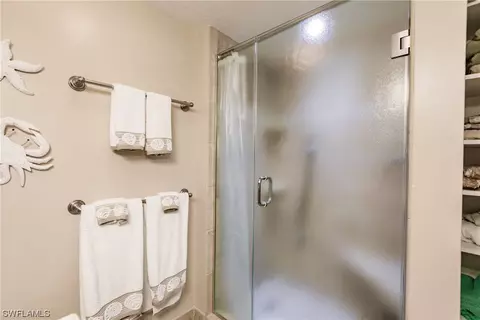 Bath - 322 Harbour Dr #208C, Naples, FL 34103 photo 2 of 3