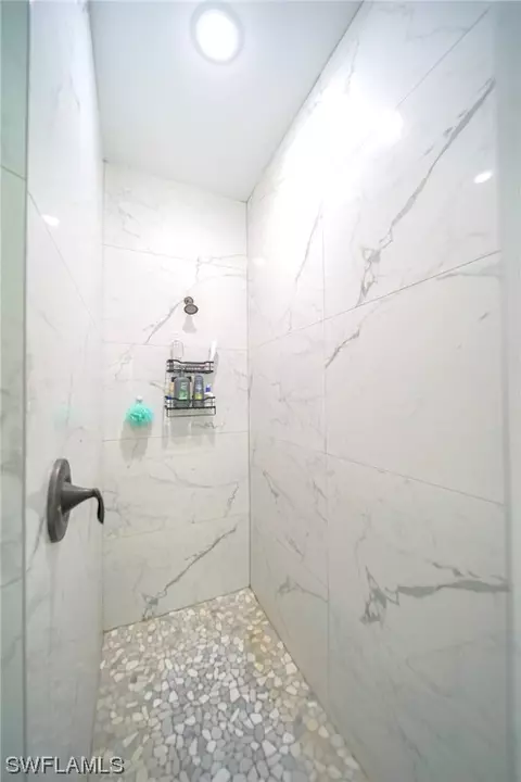 Bath - 7835 23rd Pl, Labelle, FL 33935 photo 2 of 3