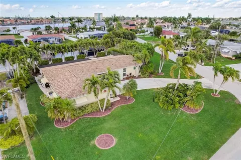 439 Pinecrest Ct, Cape Coral, FL 33904