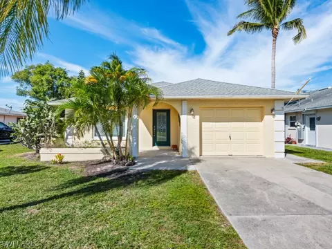 635 104th Ave N, Naples, FL 34108
