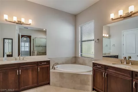 Bath - 1646 Serrano Cir, Naples, FL 34105 photo 1 of 4