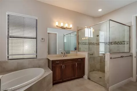 Bath - 1646 Serrano Cir, Naples, FL 34105 photo 2 of 4
