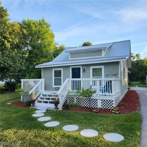 687 Fort Thompson Ave, Labelle, FL 33935