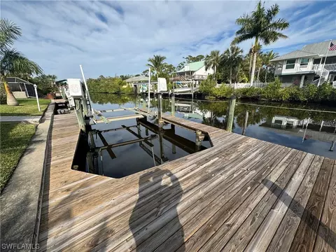 355 Anchor Way, North Fort Myers, FL 33903