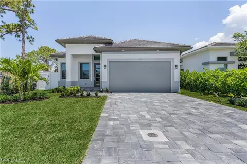 686 101st Ave N, Naples, FL 34108