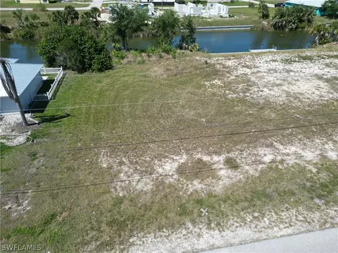 1902 NE 13th Pl, Cape Coral, FL 33909