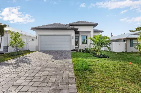 615 102nd Ave N, Naples, FL 34108