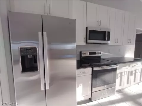 Kitchen - 527 David Cir, Labelle, FL 33935 photo 3 of 3