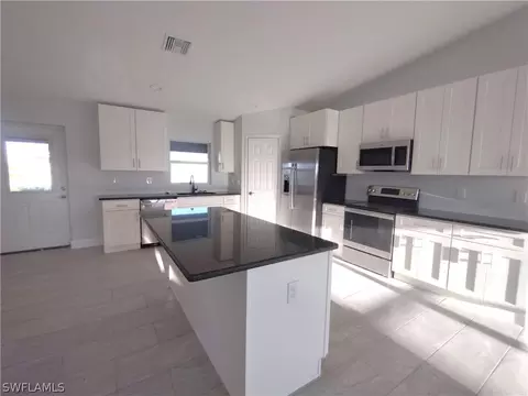 Kitchen - 527 David Cir, Labelle, FL 33935 photo 2 of 3