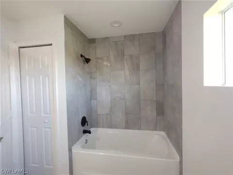 Bath - 527 David Cir, Labelle, FL 33935 photo 7 of 9