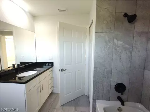 Bath - 527 David Cir, Labelle, FL 33935 photo 8 of 9