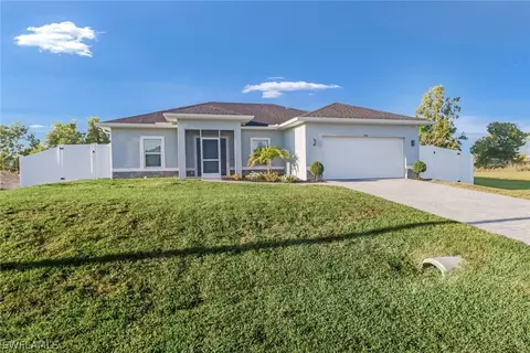 2204 NE 26th St, Cape Coral, FL 33909