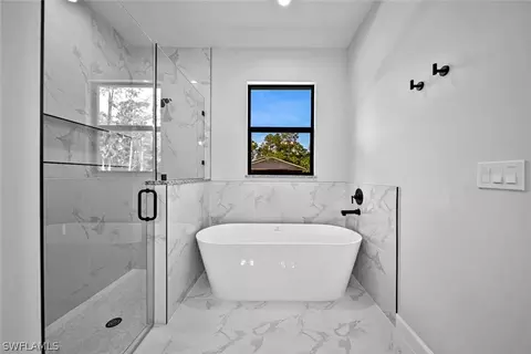 Bath - 3912 68th Ave NE, Naples, FL 34120 photo 4 of 10