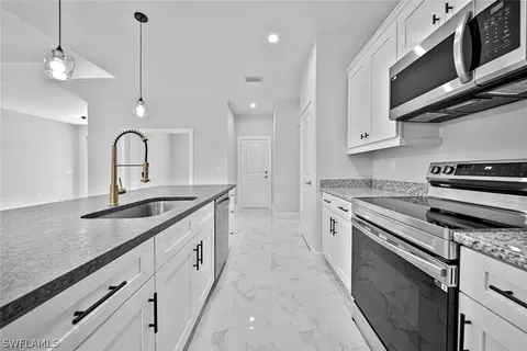 Kitchen - 3912 68th Ave NE, Naples, FL 34120 photo 6 of 7