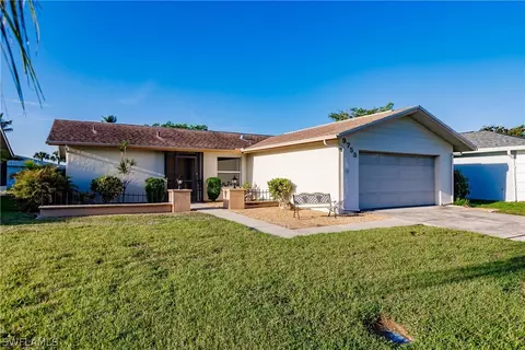 9753 Deerfoot Dr, Fort Myers, FL 33919