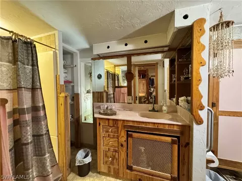 Bath - 720 E Rd, Labelle, FL 33935 photo 3 of 4