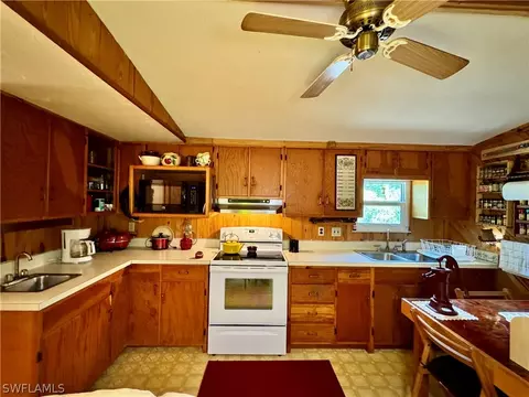 Kitchen - 720 E Rd, Labelle, FL 33935 photo 3 of 4